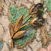 50er-broche-to-blomster-glas-perler-guldfarvede-blade-stilke-perle-forneden-bladene-vintage